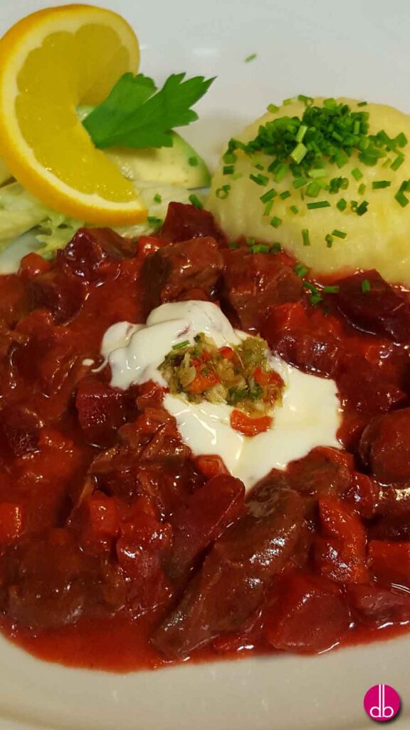 Rindergulasch mit Roten Rüben und Gremolata: Ein Farbenfrohes Geschmackserlebnis