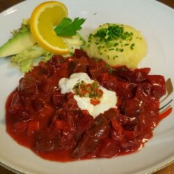 Rindergulasch mit Roten Rüben und Gremolata: Ein Farbenfrohes Geschmackserlebnis