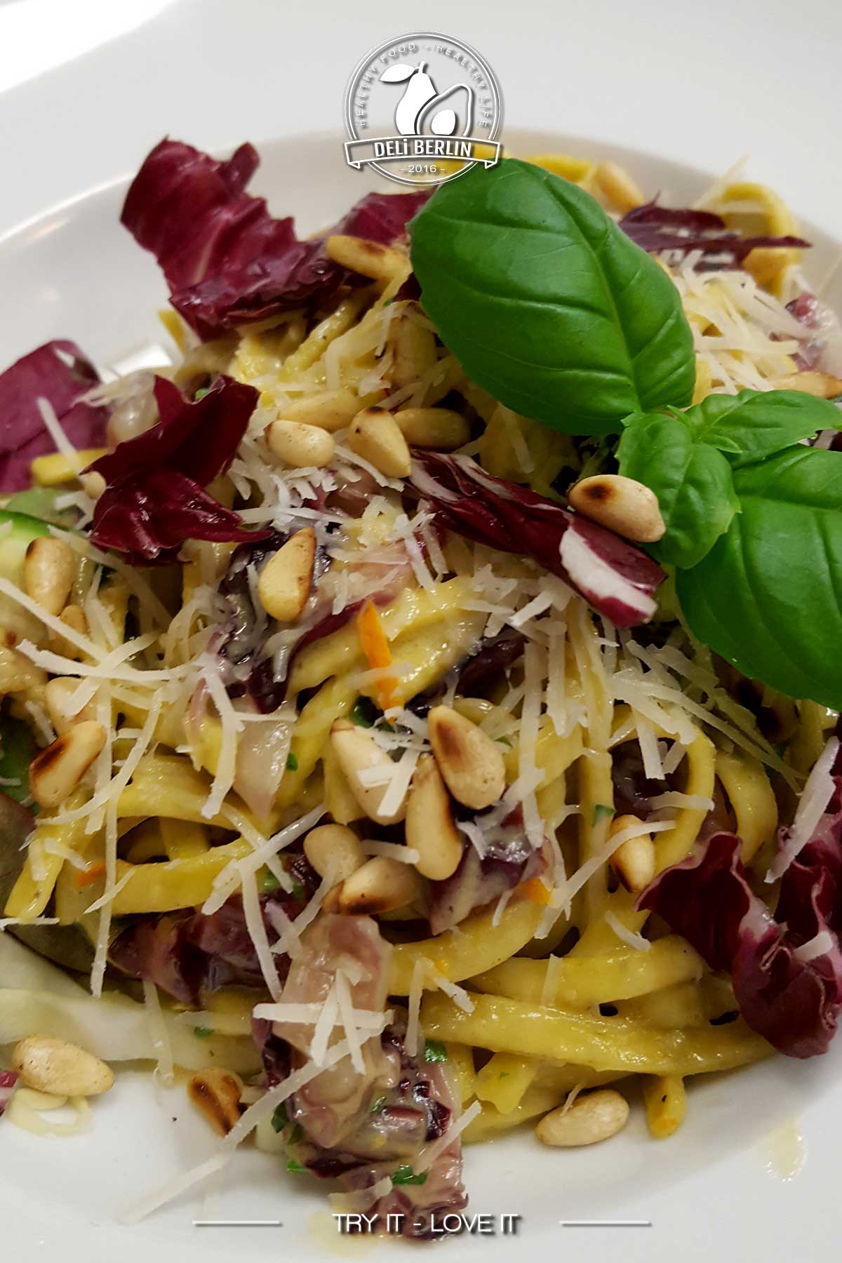 Linguine mit gebratenem Radicchio in Safran-Orangen-Creme