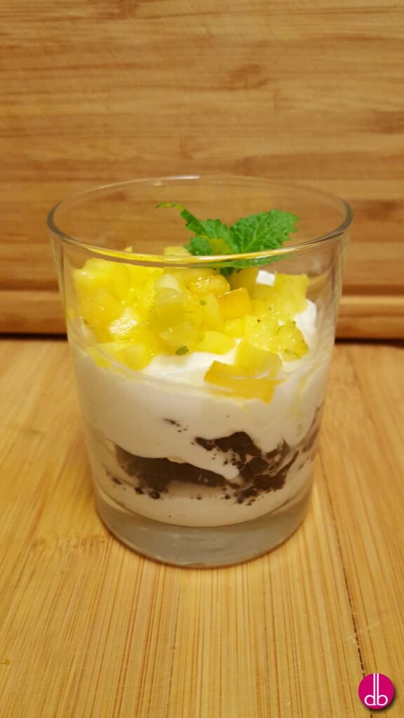 Ananas-Salsa auf einfach gemachtem Tiramisu: Ein erfrischendes Dessert für alle Sinne