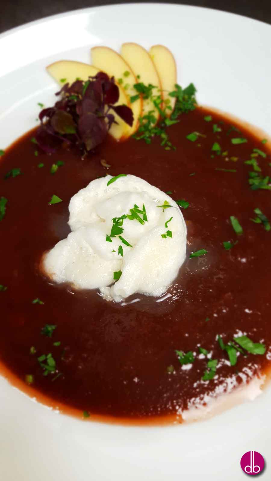 Sommerliche Erfrischung: Apfel-Holunder-Suppe mit Schneebällchen