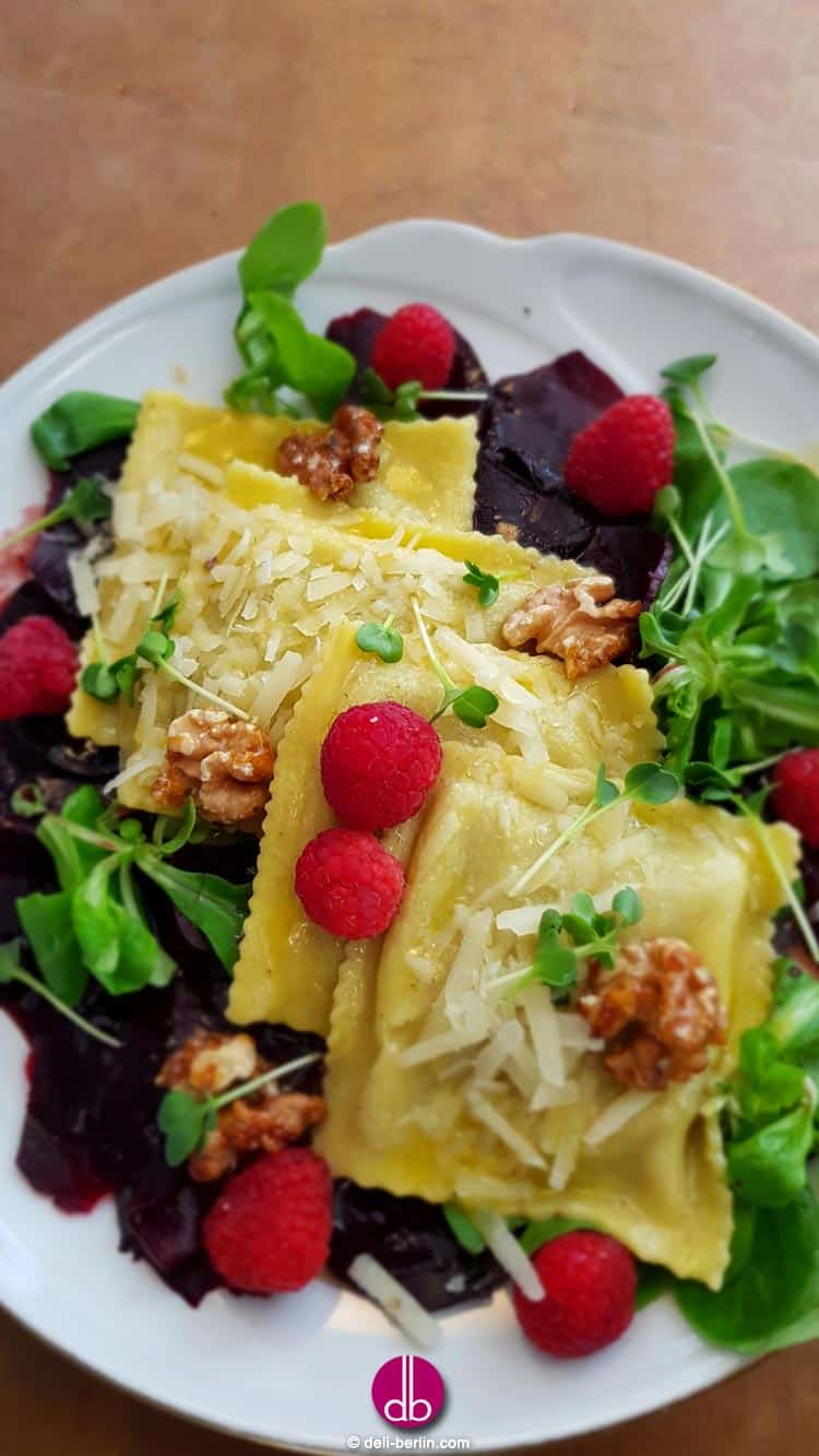 Ziegenkäse-Basilikum-Raviolacci auf Rote-Bete-Carpaccio