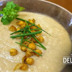 Rezept: Würzige Blumenkohlsuppe mit Cumin-Kichererbsen - vegan