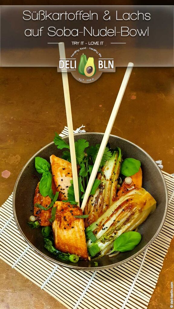 Lachs und gebratene Süßkartoffeln auf Soba-Nudel-Bowl in Chili-Sauce