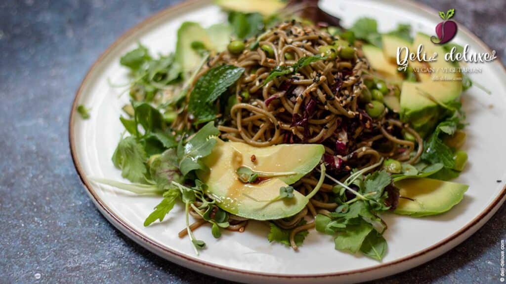 Grüntee-Soba mit Gurke und Edamame