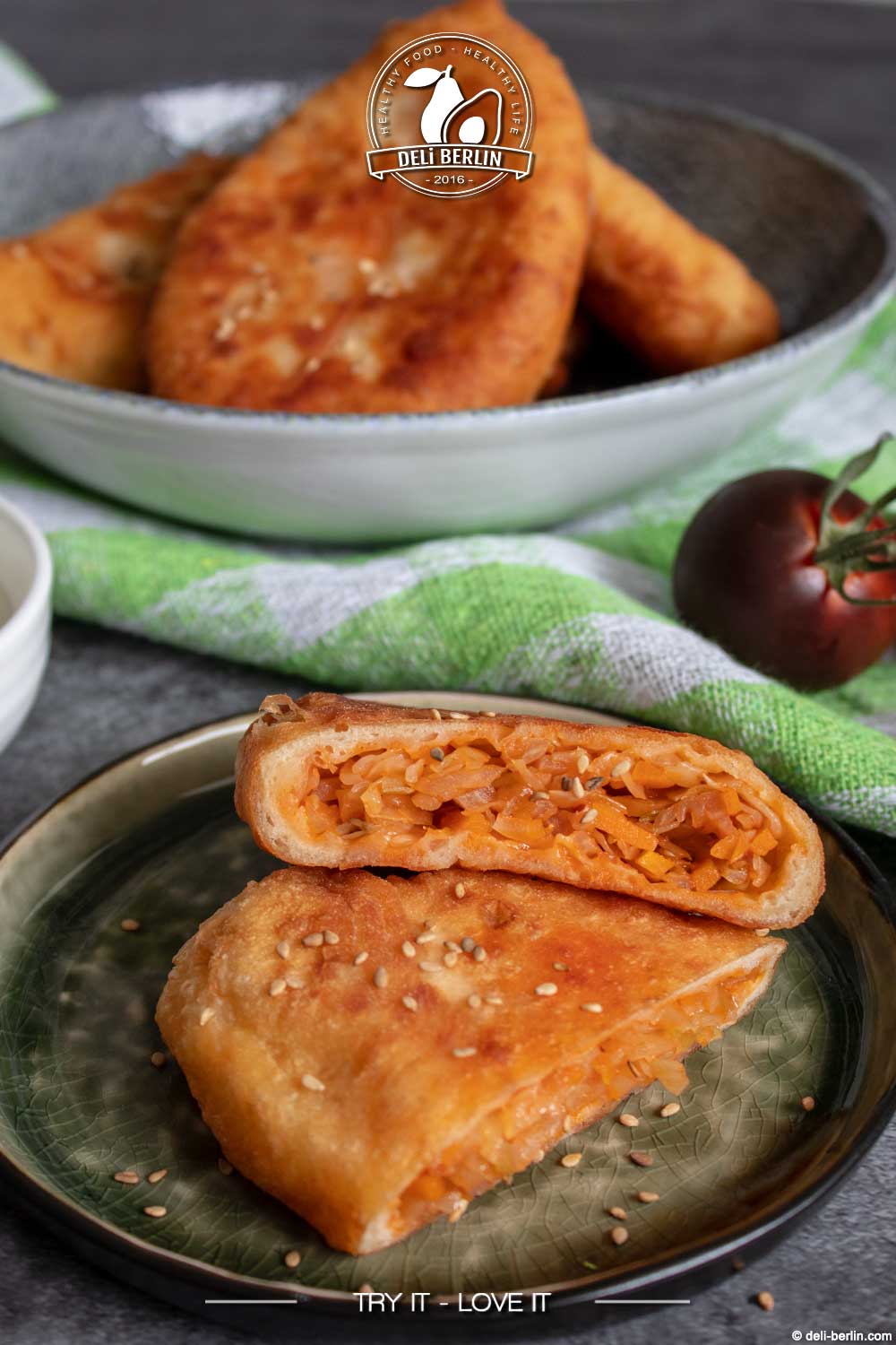 Russische Piroggen mit Weißkohl, Karotten und Zwiebeln