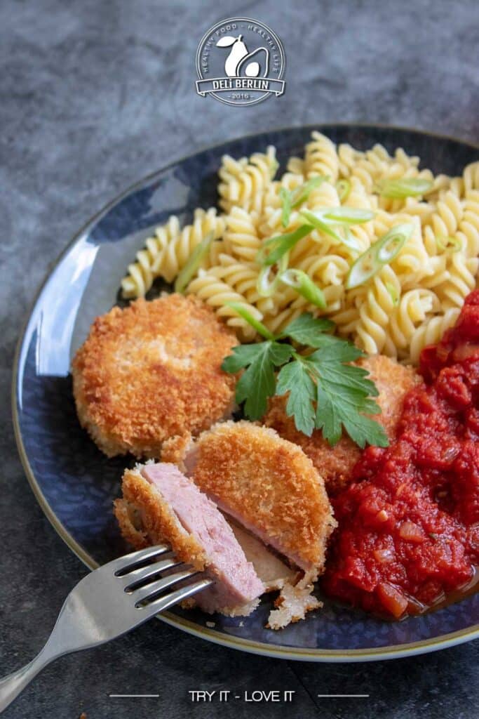 Ein Ausflug in die DDR-Küche: Jägerschnitzel mit Nudeln und Tomatensauce