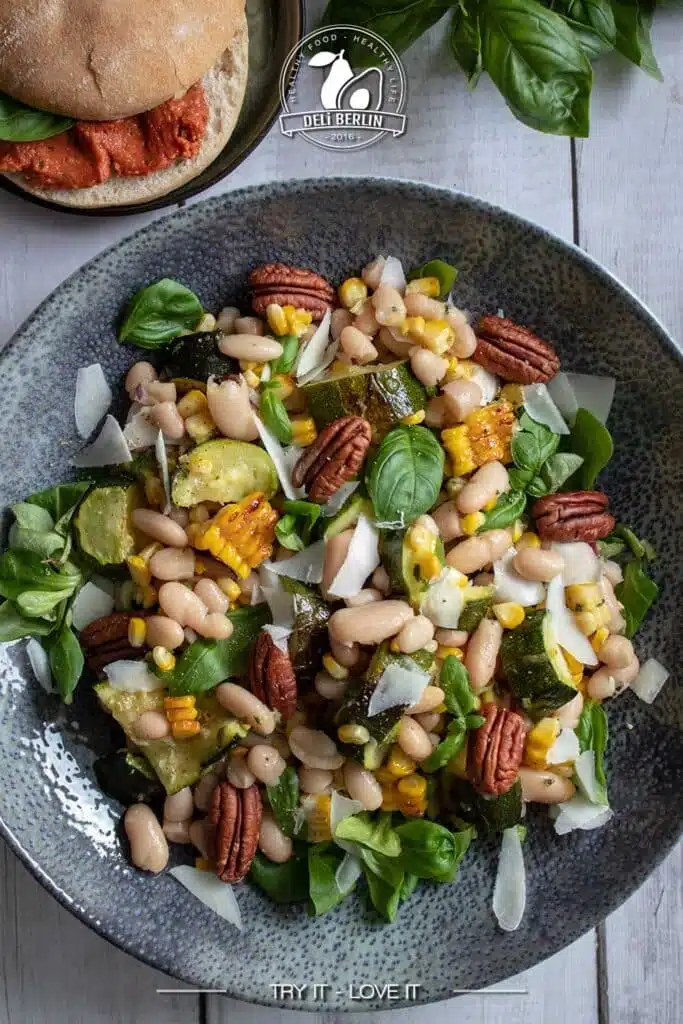 Sommerlicher gegrillter Zucchini-Bohnen-Salat