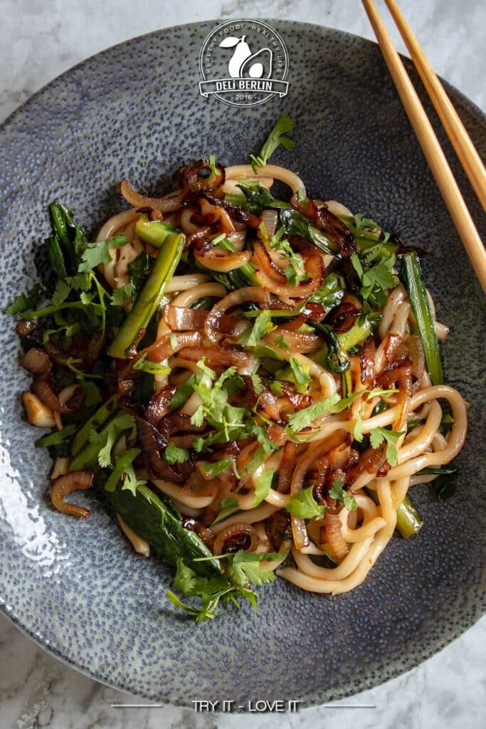 Gebratene Udon mit Catalogna und karamellisierten Zwiebeln