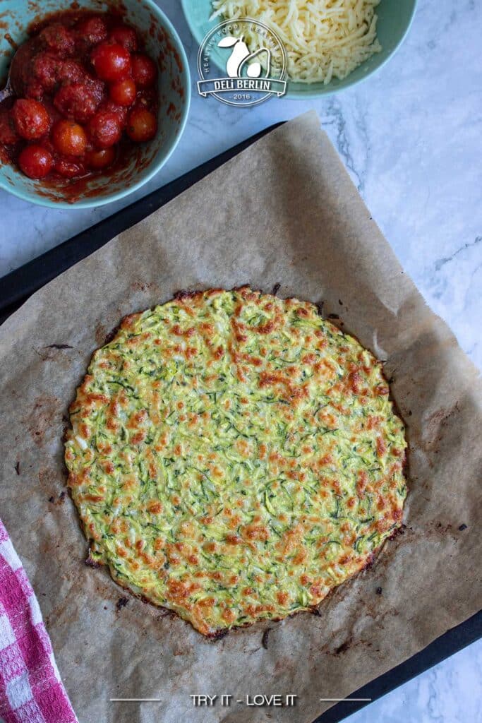 Überraschend lecker – entdecke die Low Carb Zucchini-Mozzarella Pizza auf unserem Blog