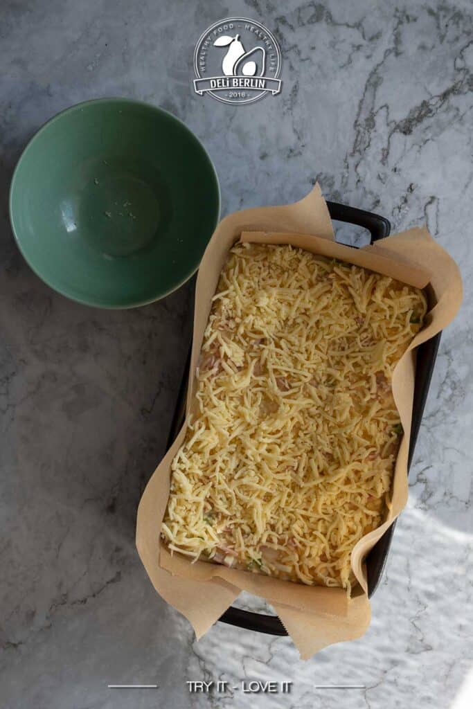 Gebackener Kartoffelauflauf mit Käsekruste und frischem Dill