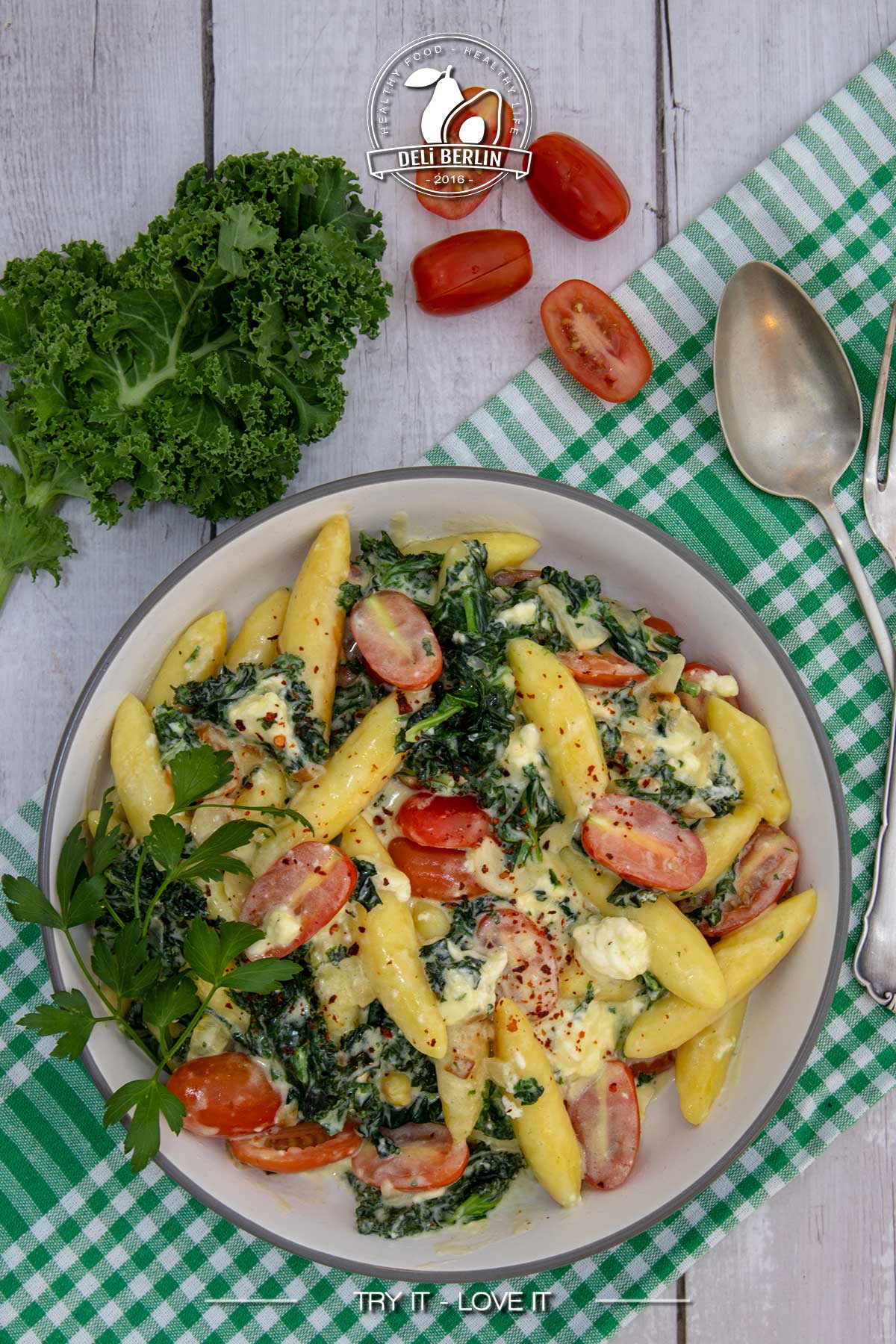 Schupfnudelglück mit Grünkohl, Feta und Kirschtomaten