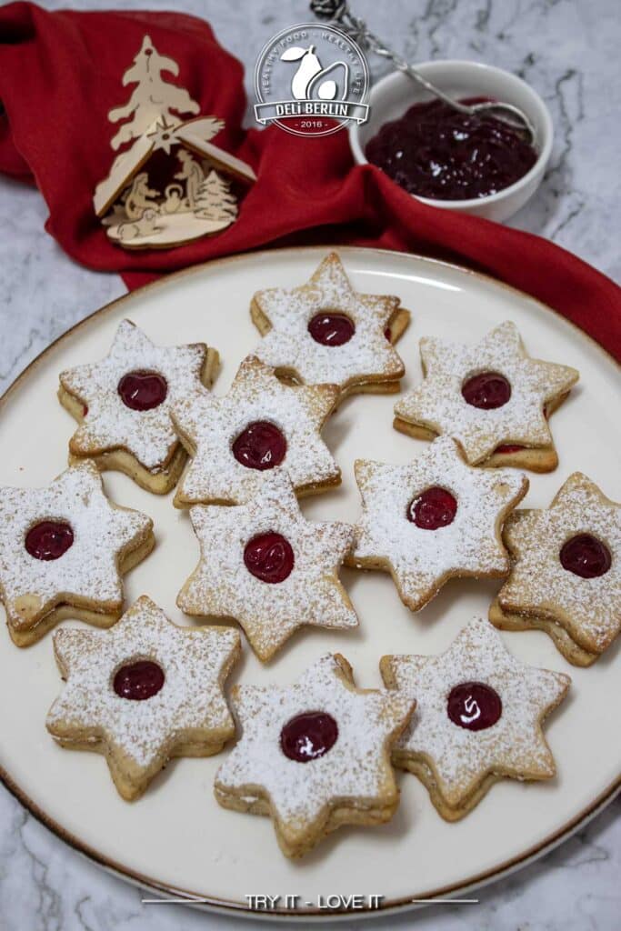 Weihnachtliche Mandel-Spitzbuben mit Preiselbeeren