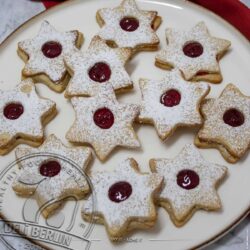 Weihnachtliche Mandel-Spitzbuben mit Preiselbeeren