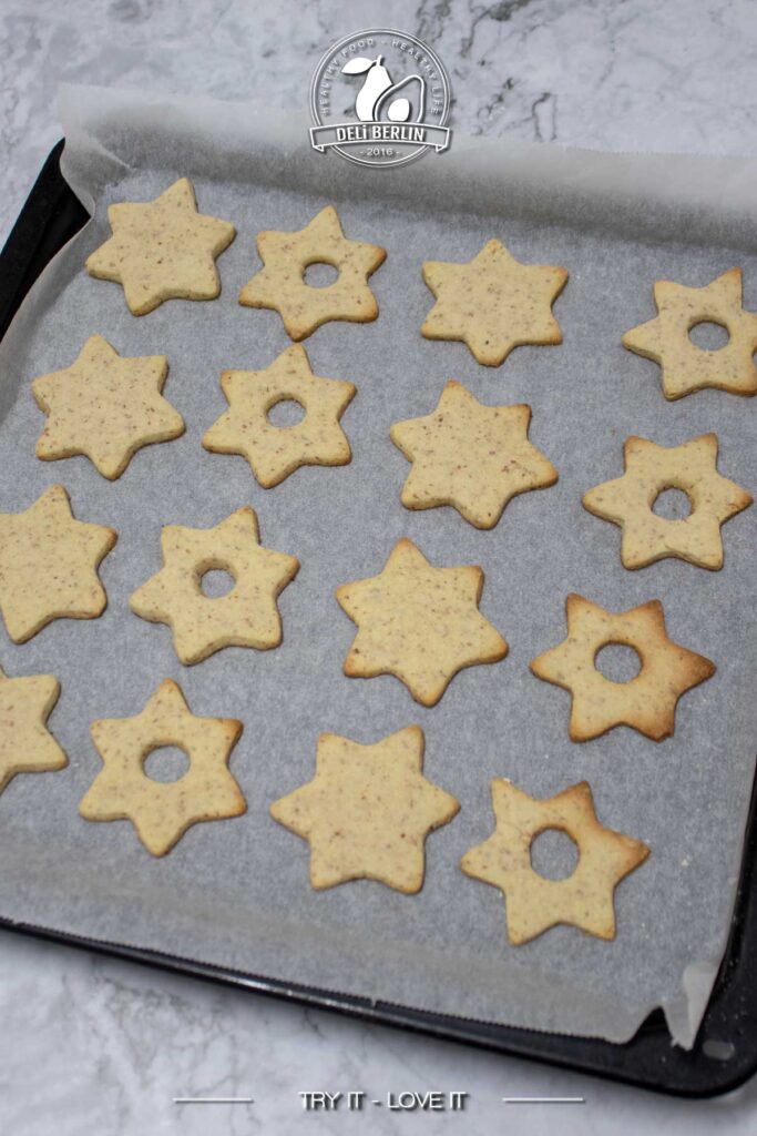 Weihnachtliche Mandel-Spitzbuben mit Preiselbeeren