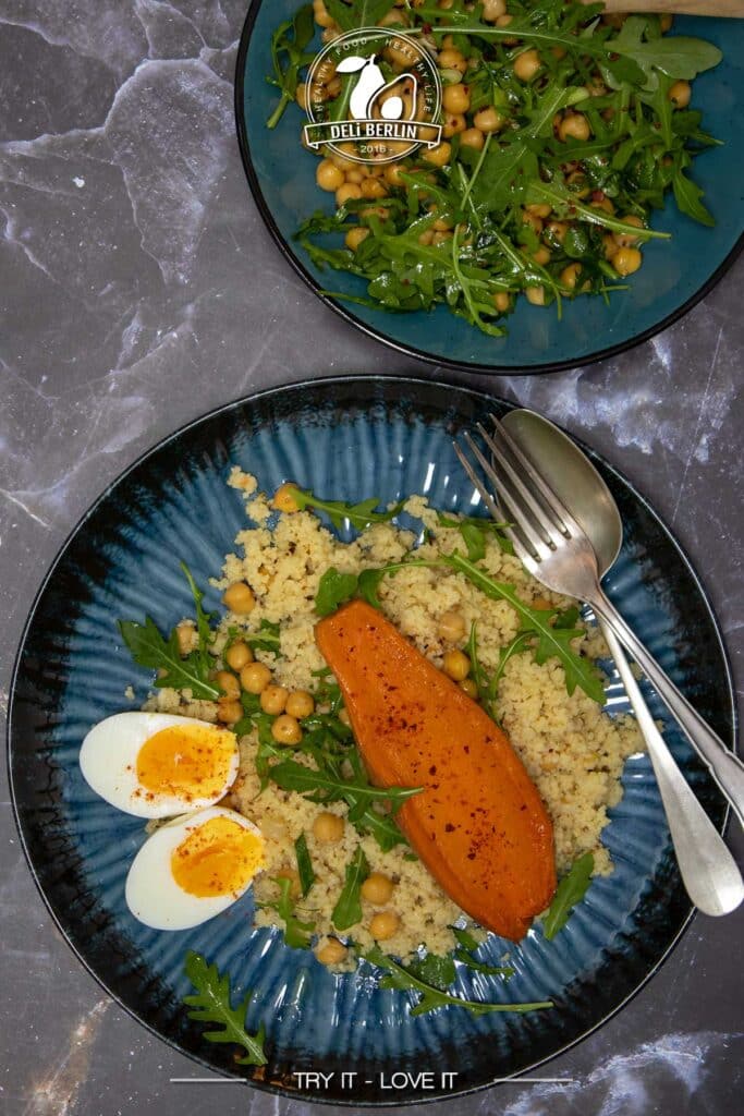 Gebackene Süßkartoffel mit Kichererbsen-Couscous-Salat – Einfach & Lecker!